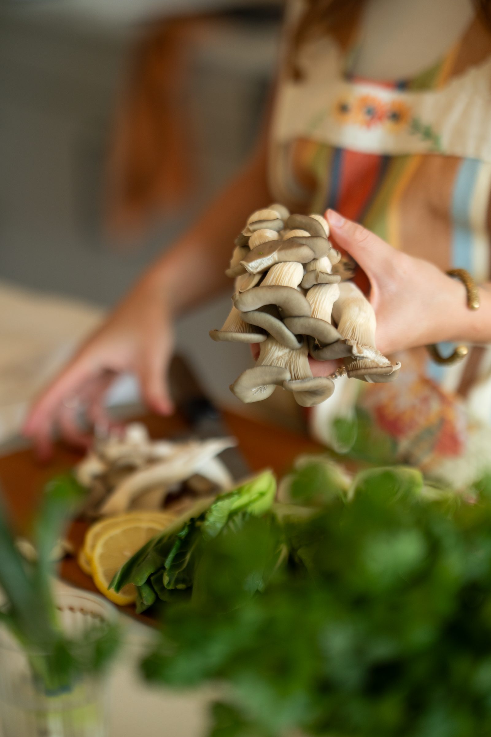 Holding fresh oyster mushrooms